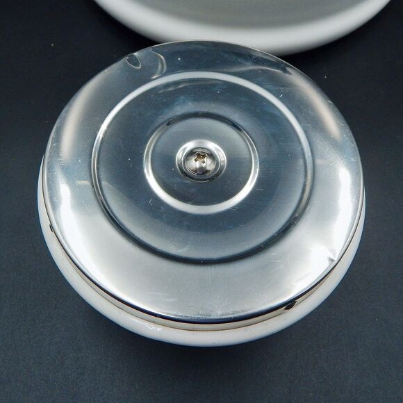 Le Creuset Whistling Tea Kettle White Enamel On Steel 1.7 Quart 1.6 Litre - Picture 11 of 13